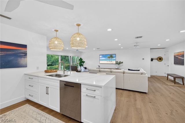 1103 Captains Walk ST, Sanibel, FL 33957