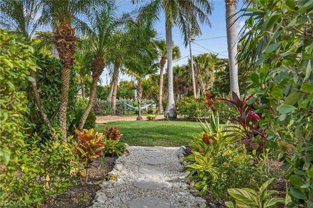 1103 Captains Walk ST, Sanibel, FL 33957
