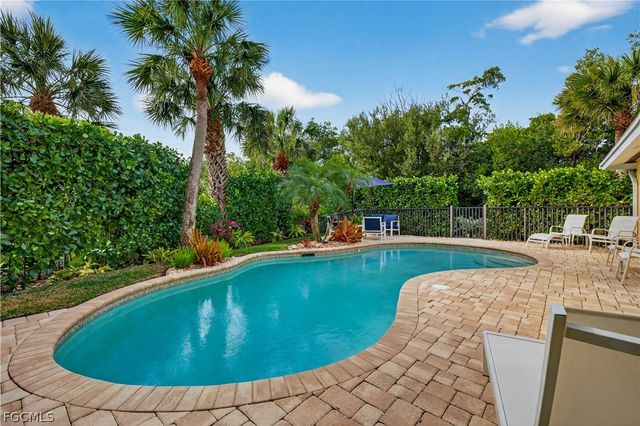 1103 Captains Walk ST, Sanibel, FL 33957