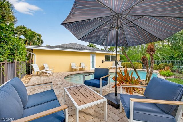 1103 Captains Walk ST, Sanibel, FL 33957