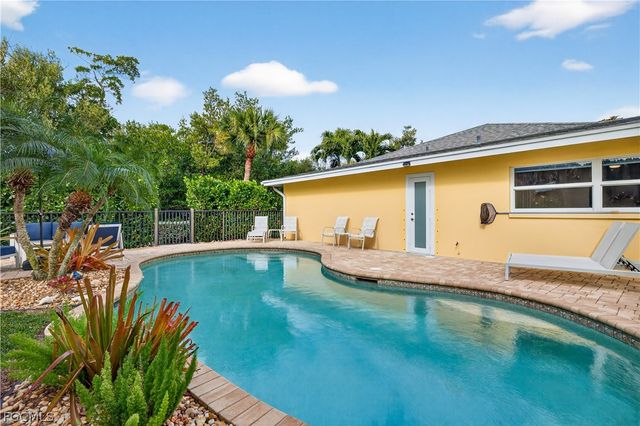 1103 Captains Walk ST, Sanibel, FL 33957