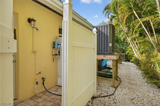 1103 Captains Walk ST, Sanibel, FL 33957