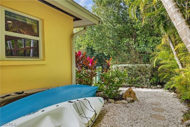 1103 Captains Walk ST, Sanibel, FL 33957