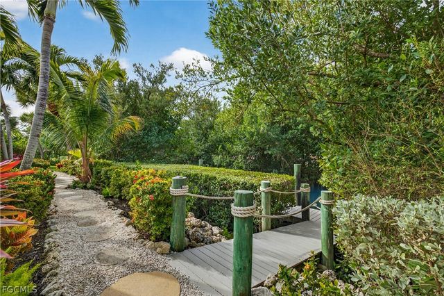 1103 Captains Walk ST, Sanibel, FL 33957