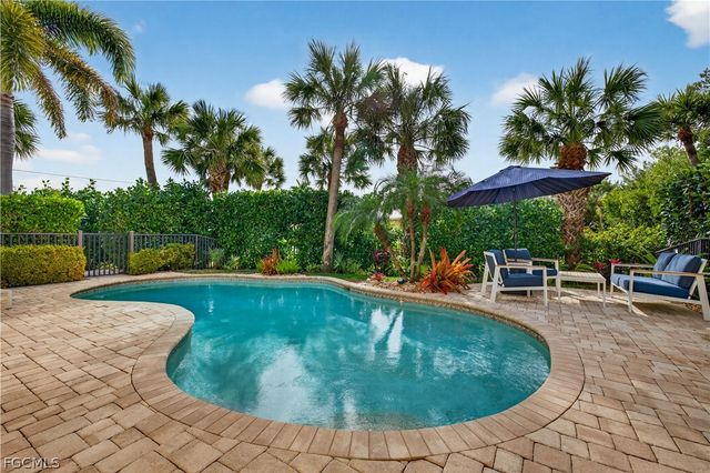 1103 Captains Walk ST, Sanibel, FL 33957