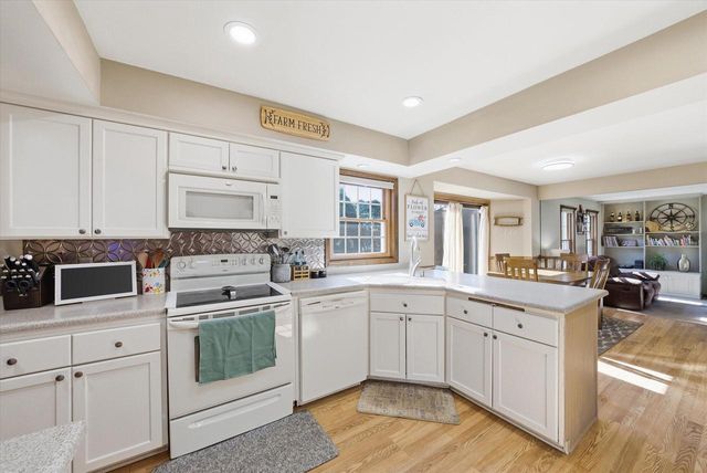 269 W Acorn DRIVE, Grafton, WI 53024