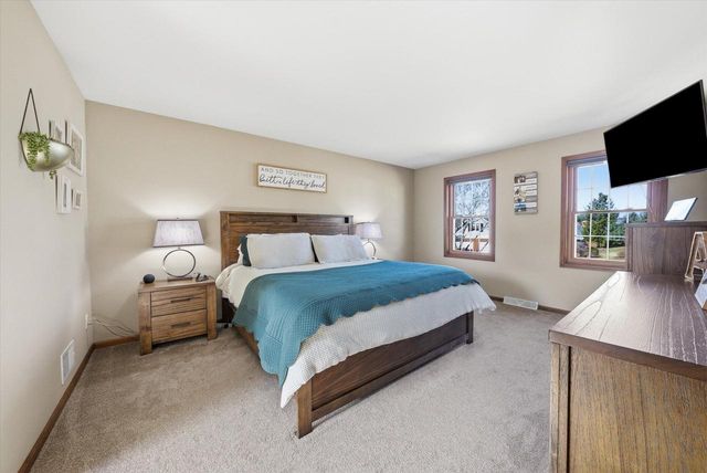 269 W Acorn DRIVE, Grafton, WI 53024