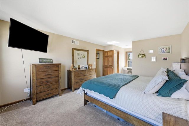 269 W Acorn DRIVE, Grafton, WI 53024