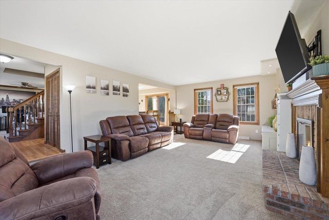 269 W Acorn DRIVE, Grafton, WI 53024