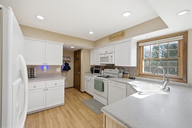 269 W Acorn DRIVE, Grafton, WI 53024