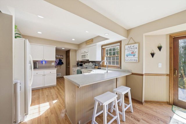 269 W Acorn DRIVE, Grafton, WI 53024