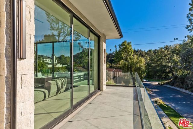 16879 Mooncrest Drive, Encino (los Angeles), CA 91436