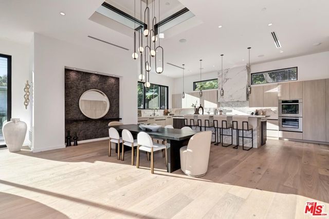 16879 Mooncrest Drive, Encino (los Angeles), CA 91436