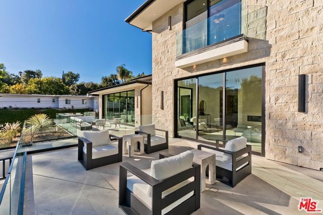 16879 Mooncrest Drive, Encino (los Angeles), CA 91436