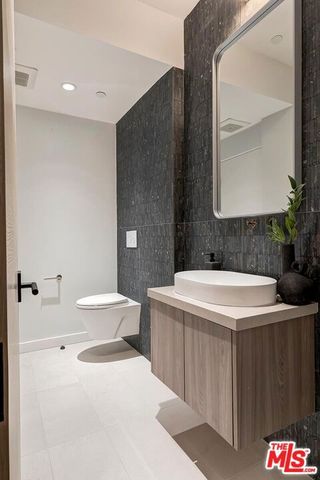 16879 Mooncrest Drive, Encino (los Angeles), CA 91436