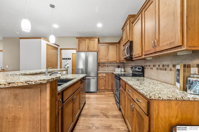 1402 N 180th Avenue, Elkhorn, NE 68022