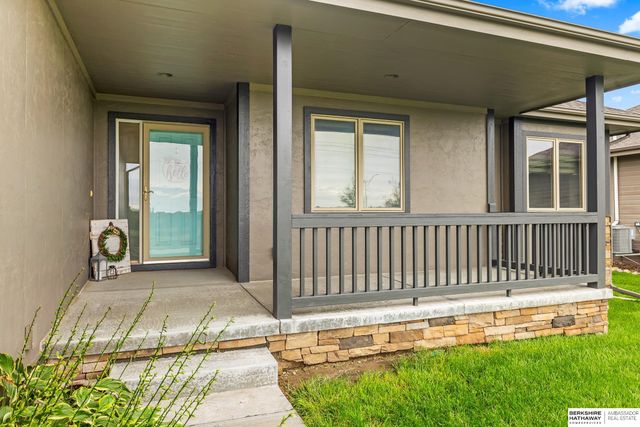 1402 N 180th Avenue, Elkhorn, NE 68022