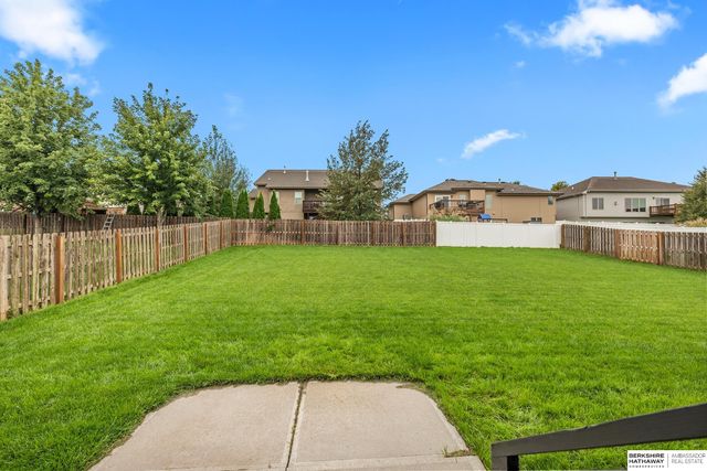 1402 N 180th Avenue, Elkhorn, NE 68022