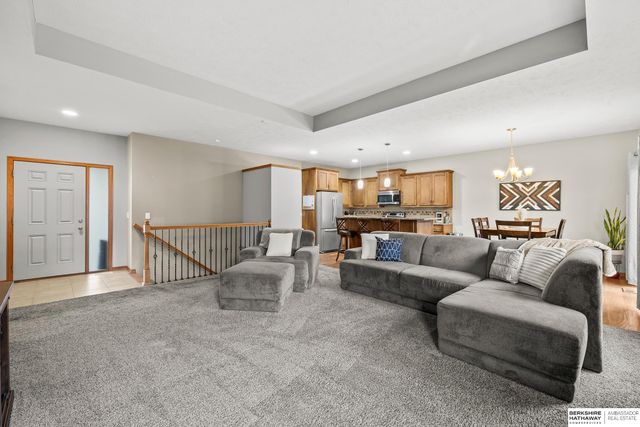 1402 N 180th Avenue, Elkhorn, NE 68022