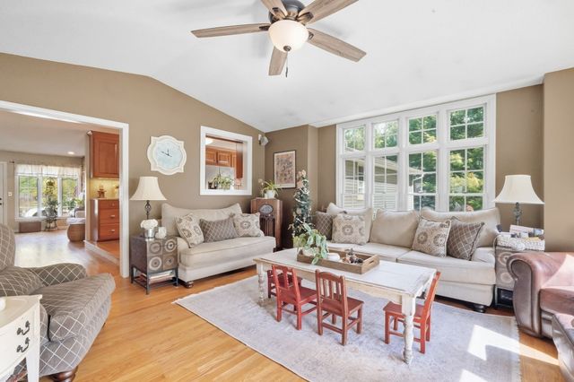 36 Decorie Dr, Wilbraham, MA 01095