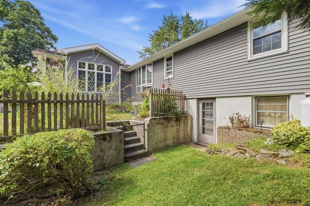 36 Decorie Dr, Wilbraham, MA 01095
