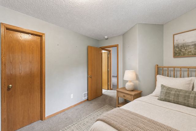 9076 212th Street W, Lakeville, MN 55044