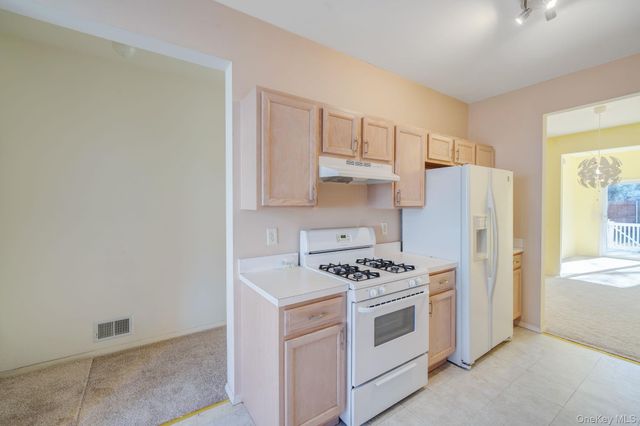 11 Cranberry Circle, Medford, NY 11763