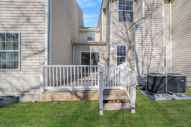 11 Cranberry Circle, Medford, NY 11763