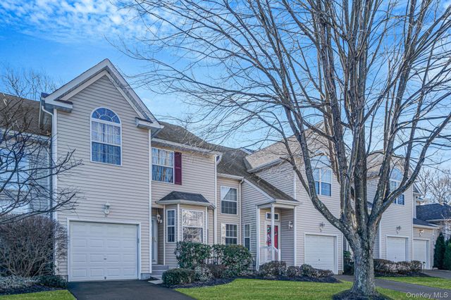 11 Cranberry Circle, Medford, NY 11763