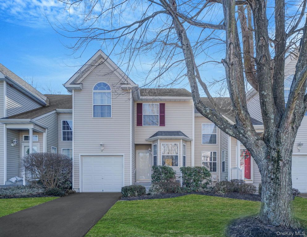 11 Cranberry Circle, Medford, NY 11763