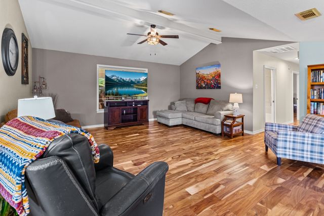 712 S Grand Street, Wolfe City, TX 75496