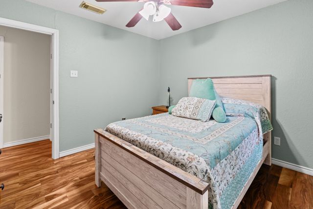 712 S Grand Street, Wolfe City, TX 75496