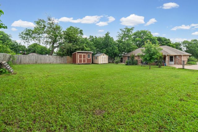 712 S Grand Street, Wolfe City, TX 75496