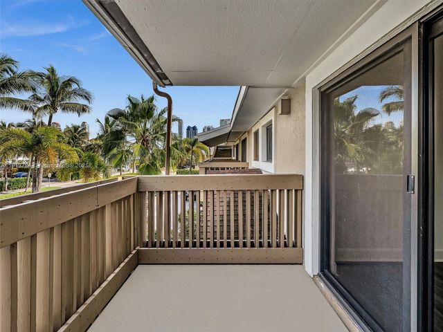 3776 NE 166th St 108, North Miami Beach, FL 33160