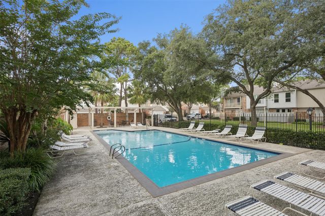 1223 Fountain View Drive 124, Houston, TX 77057