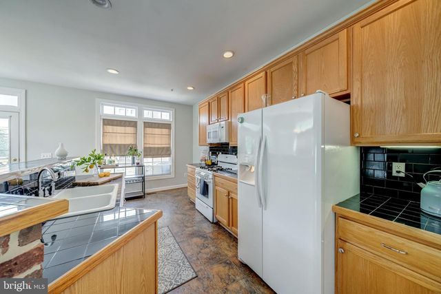 921 HARRISON CIR, Alexandria, VA 22304