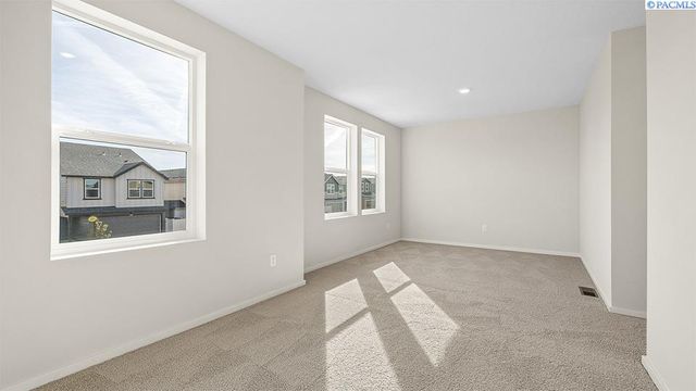 6427 Sandstone Dr, Pasco, WA 99301