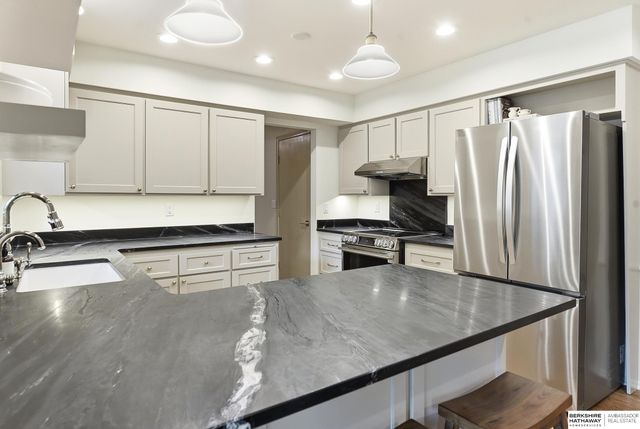 13905 Poppleton Circle, Omaha, NE 68144