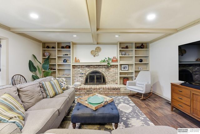 13905 Poppleton Circle, Omaha, NE 68144