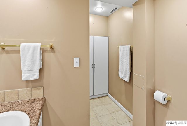 13905 Poppleton Circle, Omaha, NE 68144