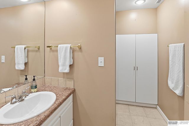 13905 Poppleton Circle, Omaha, NE 68144
