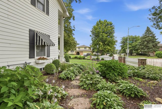 13905 Poppleton Circle, Omaha, NE 68144