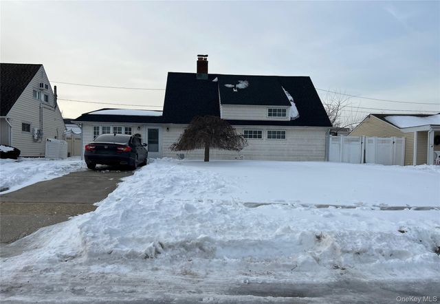 12 Wisteria Lane, Wantagh, NY 11793