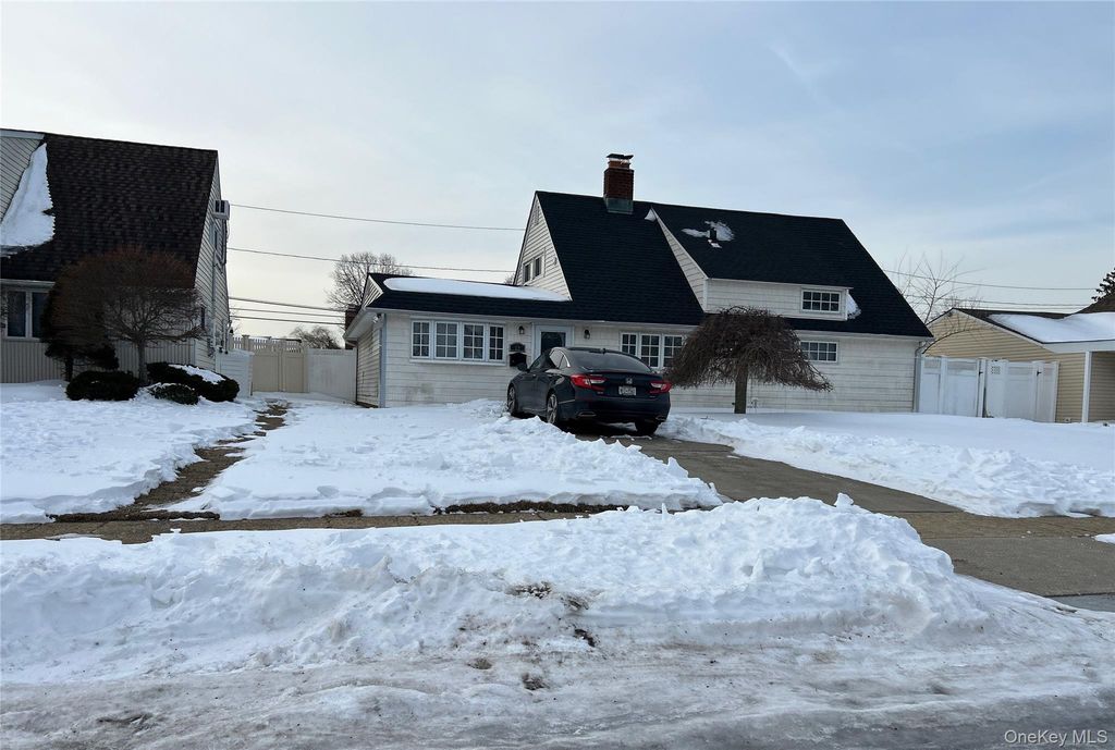 12 Wisteria Lane, Wantagh, NY 11793