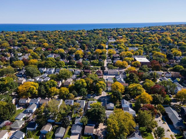112 E Henry Clay STREET, Whitefish Bay, WI 53217