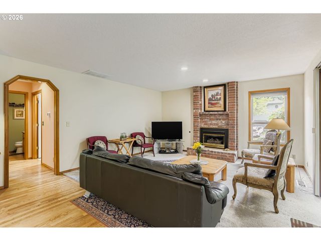 8225 Sw GEARHART Dr, Beaverton, OR 97007