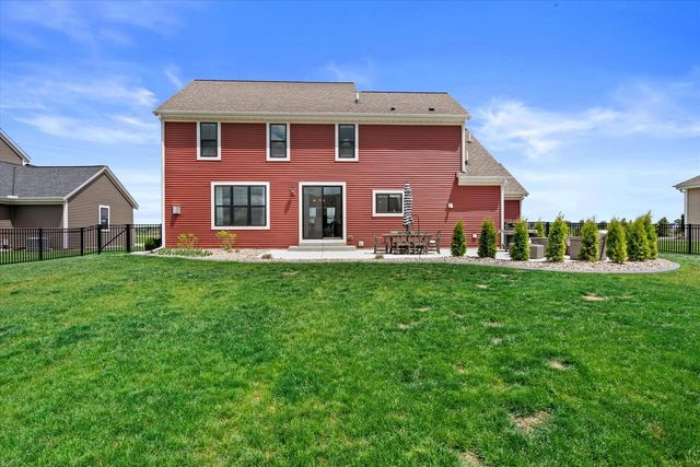 1311 Whalen DRIVE, Oconomowoc, WI 53066