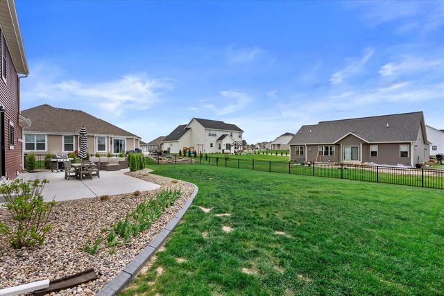 1311 Whalen DRIVE, Oconomowoc, WI 53066