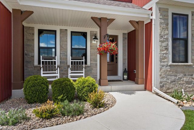 1311 Whalen DRIVE, Oconomowoc, WI 53066
