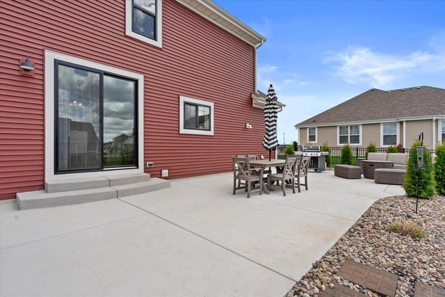 1311 Whalen DRIVE, Oconomowoc, WI 53066